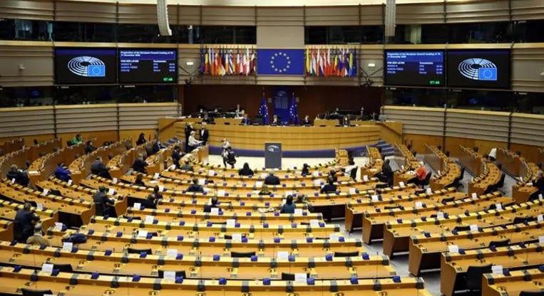 Megerősítené a demokrácia védelmét a külföldi beavatkozással szemben az EP