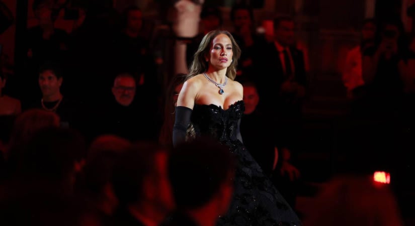 Áttetsző anyagok és merész dekoltázsok: így öltöztek a sztárok az idei Vogue Worldre