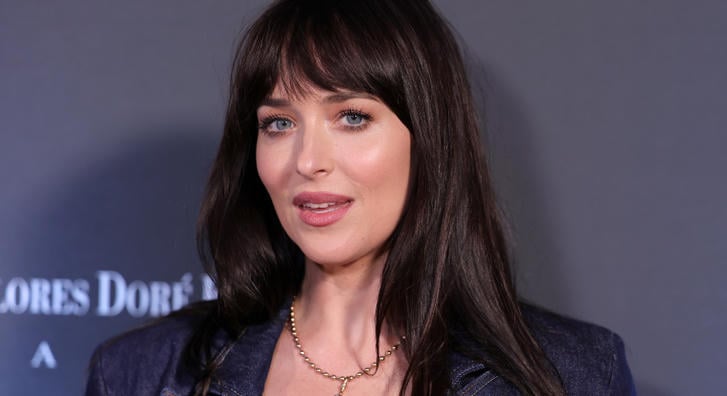 Dakota Johnson új szintre emelte a mélyen kivágott felső fogalmát, merész szettben pózolt a fotósoknak