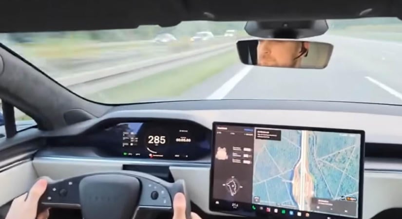 Horrorbaleset belülről – 280 km/óra felett durrant el a Tesla gumija