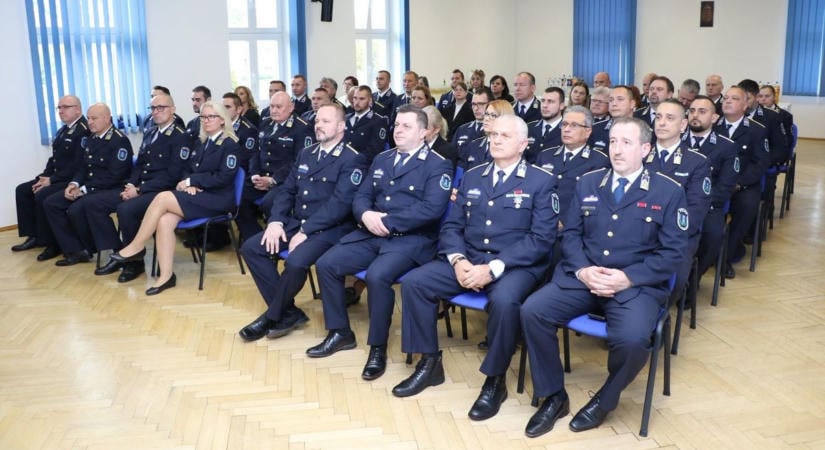 Több tucat baranyai rendőrt jutalmaztak – soron kívüli előléptetések is voltak