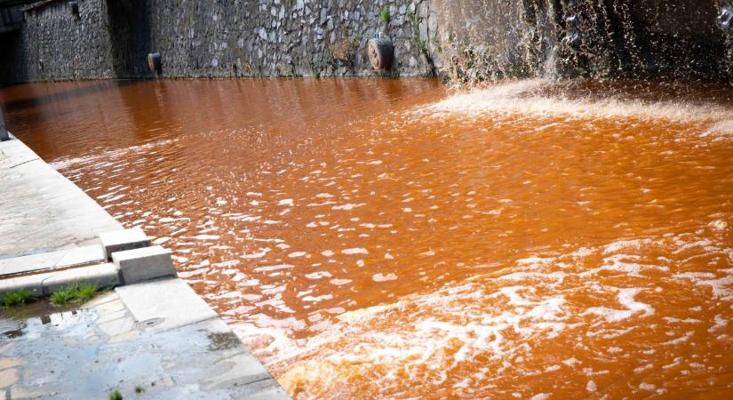 A városi távhőcég engedte a kazánmosó vizet a Szinvába, azért lett narancssárga Miskolc patakja