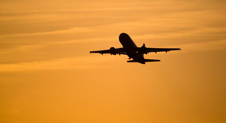 A levegőben tört be egy Ryanair-gép ablaka, egy férfi teste beszorult a nyílásba, a többi utas húzta vissza