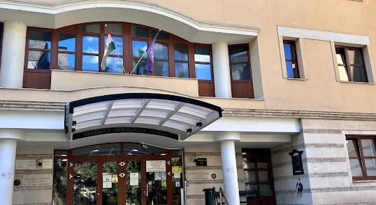 Megszólalt a rendőrség: egy rakás iratot és több gigabájtnyi adatot foglaltak le a Kékgolyóban