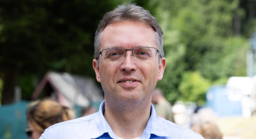 Könnyek között, egymást ölelve várja Hankó Balázs és családja hogy lecsapjanak rá – fotó