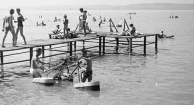 Katonai találmányból a strandok ikonja: Balatonberényben kezdődött a vízibiciklizés története