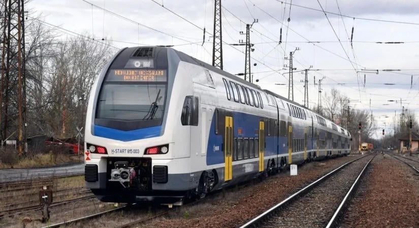 Vonat és kisteherautó ütközött Somlóvásárhelyen, leállt a forgalom