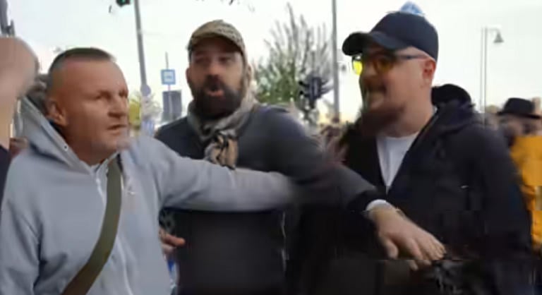 Szóváltás és lincshangulat a Bem téren: videón, ahogy elszabadulnak az indulatok a Fidesz megemlékezésén
