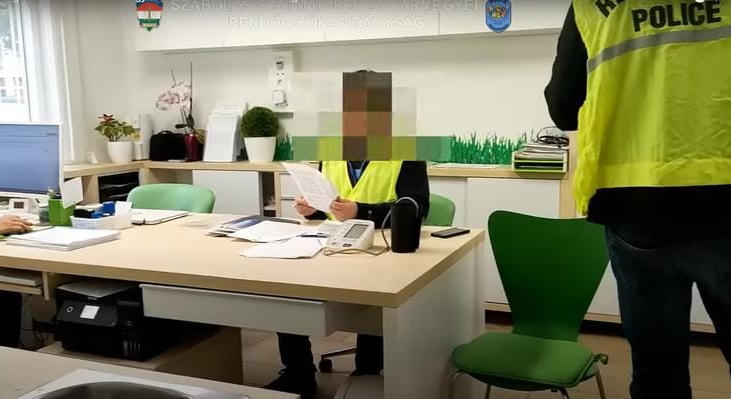 Azt az orvost akarta vezetői pozícióba emelni az Egészségügyi Minisztérium, aki korábban szexért adott volna gyógyszert egy nőnek