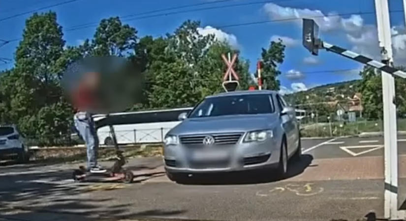 Becsapódott, felrepült, megpördült, majd az autó lefejelése után a földbe csapódott az elektromos rolleres - videó