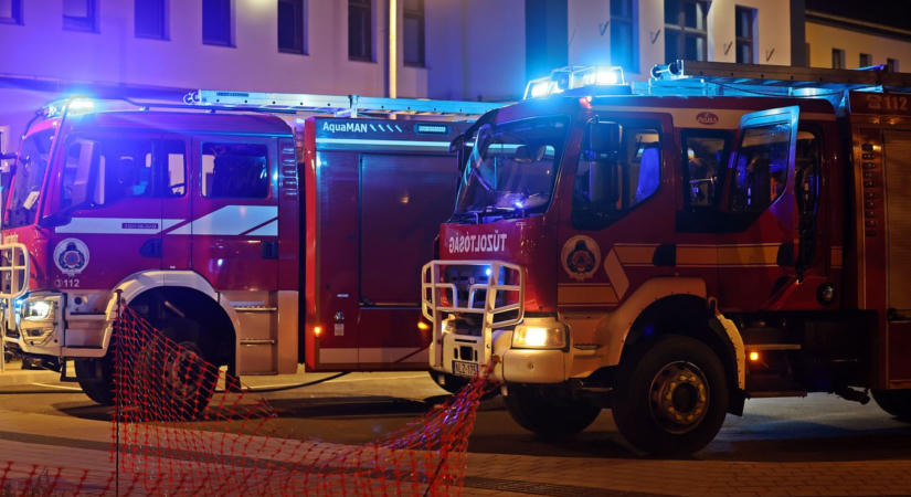 Füstbe borult a mozdony Kiskunhalason, a tűzoltók emelt riasztási fokozatban érkeztek  fotók, videó