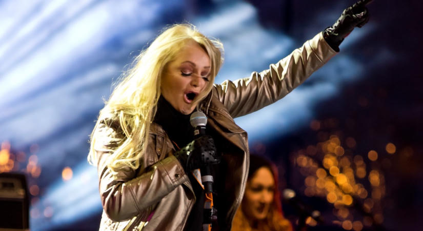 Utolsó útjára kísérték Bonnie Tylert: megérkeztek a megható fotók az énekesnő búcsúztatásáról