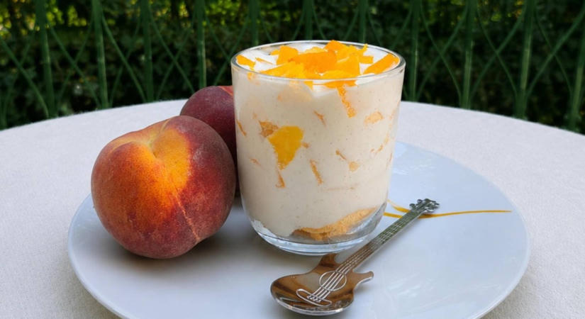 Nyári barackos-túrós pohárkrém recept: puha piskóta kerül a rétegek közé