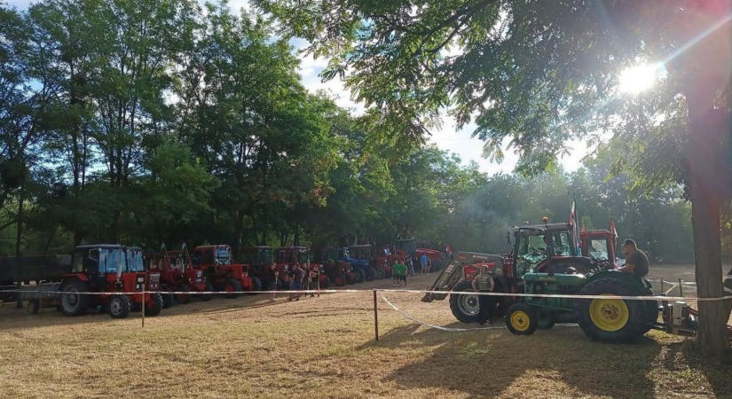 Így mulatnak a bakonyiak: tekeredett a traktor, rétes akart lenni, sok bevonult egy faluba (videó)