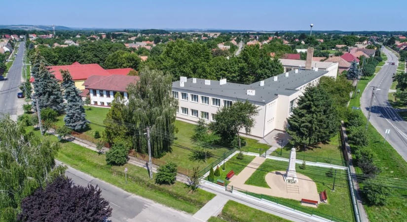Hazánk egyik első alapfokú oktatási intézményének épülete kaphat belső felújítást