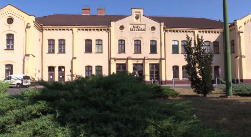 A püspökladányi vasútállomáson végzett önkielégítést
