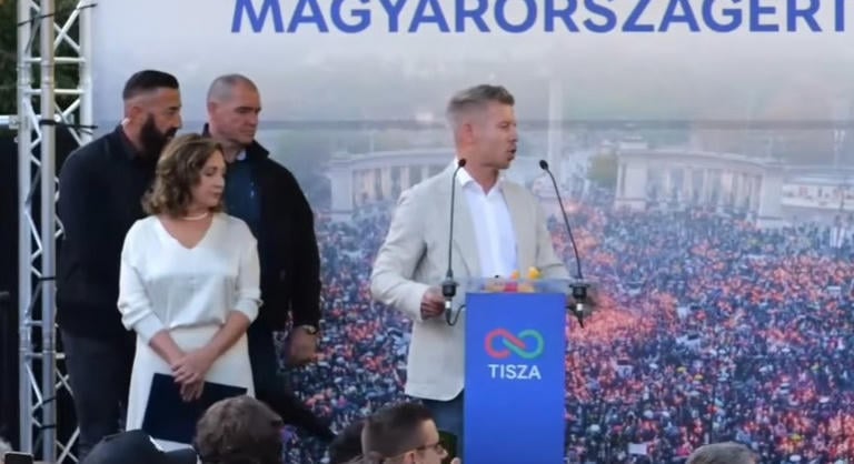 Balhé Magyar Péter országjárásán, tojással próbálták megdobni a miniszterelnököt