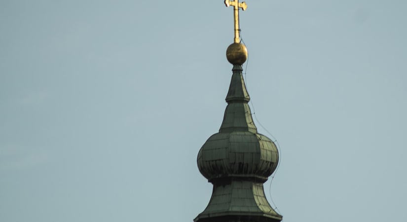 Rázuhant a kereszt mise közben, élőben közvetítették a pap sokkoló halálát