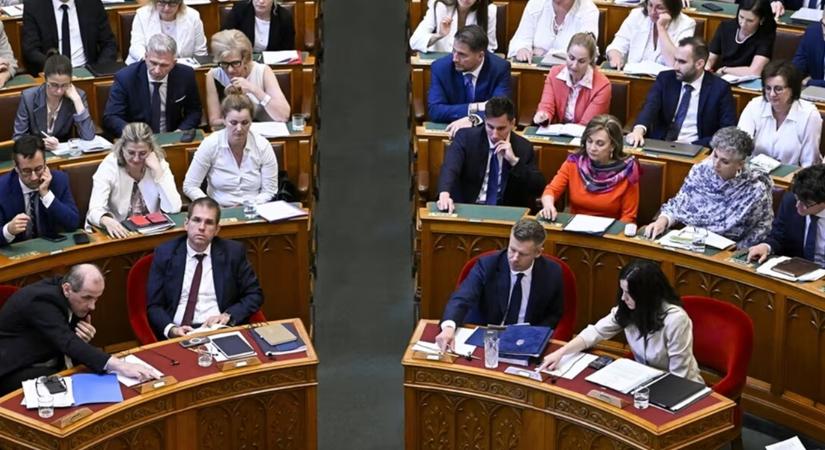 Lehull a lepel a múlt sötét titkairól? Jövő hét elején szavazhat a parlament az ügynökaktákról
