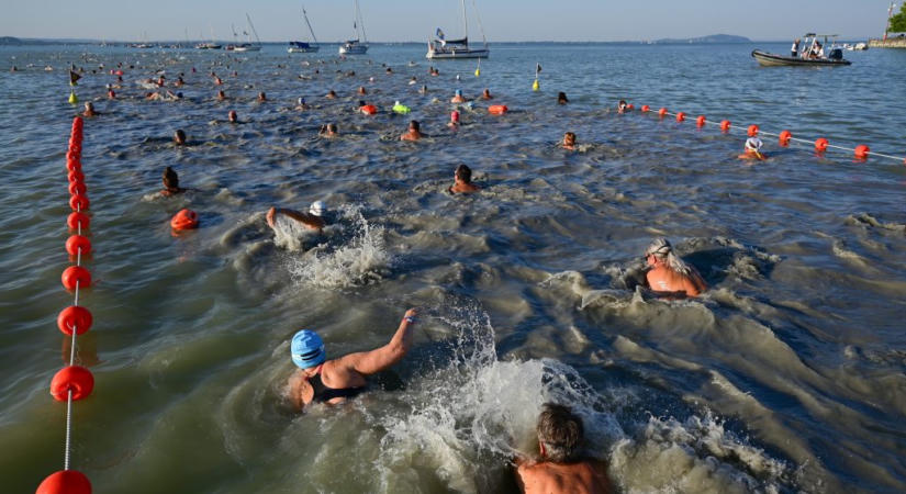 Két halasztás után végre megkezdődött az idei a Balaton-átúszás