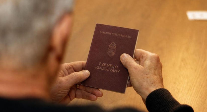 Mégsem kell azonnal félretenni a régi személyi igazolványokat