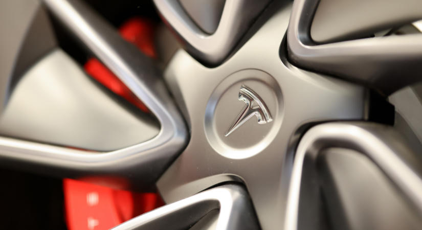 Közel egy évtizedes csúszás után érkezik a Tesla egyik legizgalmasabb autója