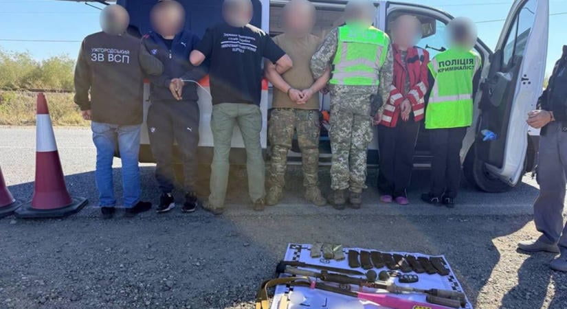 Fegyvereket és két elrejtett férfit találtak egy mentőautóban Kárpátalján