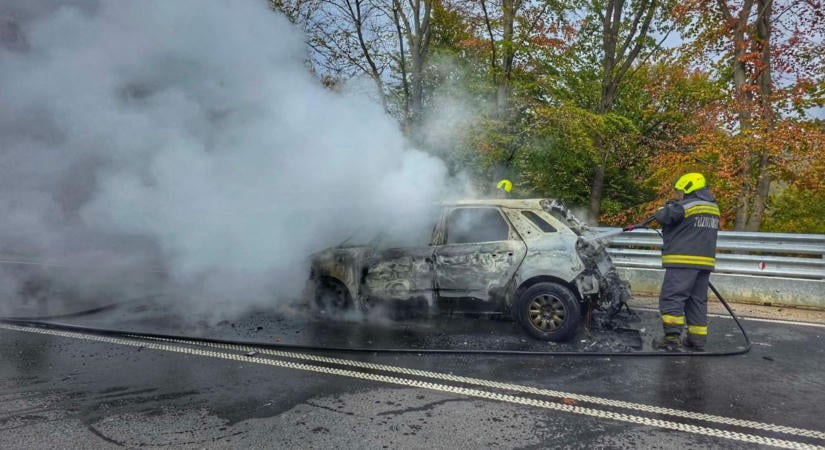 Riadalom a 25-ös főúton: helyszíni fotókon, ahogy egy autót elnyeltek a pokoli lángok