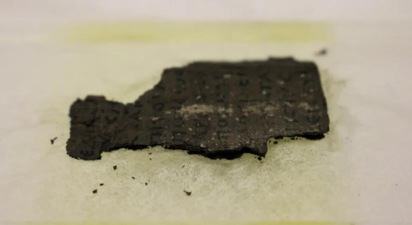 Úgy sikerült elolvasniuk kutatóknak egy kétezer éve megégett papirusztekercset, hogy igazából nem is nyitották ki