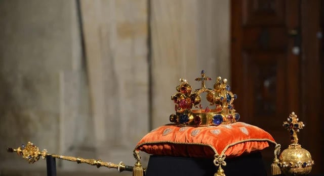 Újra láthatóak a cseh koronázási ékszerek a prágai várban