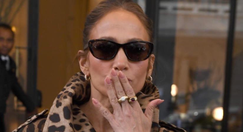 Jennifer Lopez szettje alaposan kiverte a biztosítékot: a „nevetséges” és a „teljes káosz” kommenteket is bezsebelte vele a díva