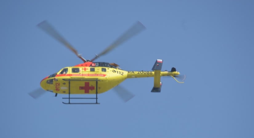 Súlyos baleset a baranyai Szederkénynél: busz ütközött autóval, mentőhelikopter a helyszínen