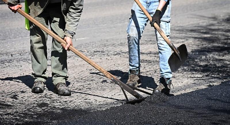 Egy nappal csúsznak az aszfaltozási munkák, szerdán és csütörtökön teljes lezárás lesz a Ráckapu téri felüljárónál