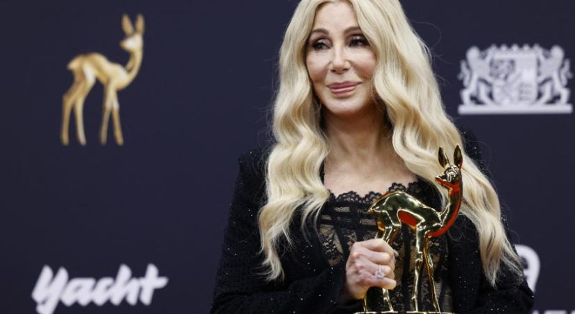 Cher nappalijában nem a kanapé a főszereplő – a különleges famennyezet viszi el a show-t