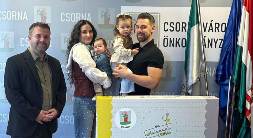 A 447. babamama csomagot adták a csornai városházán, támogatás a szülőknek