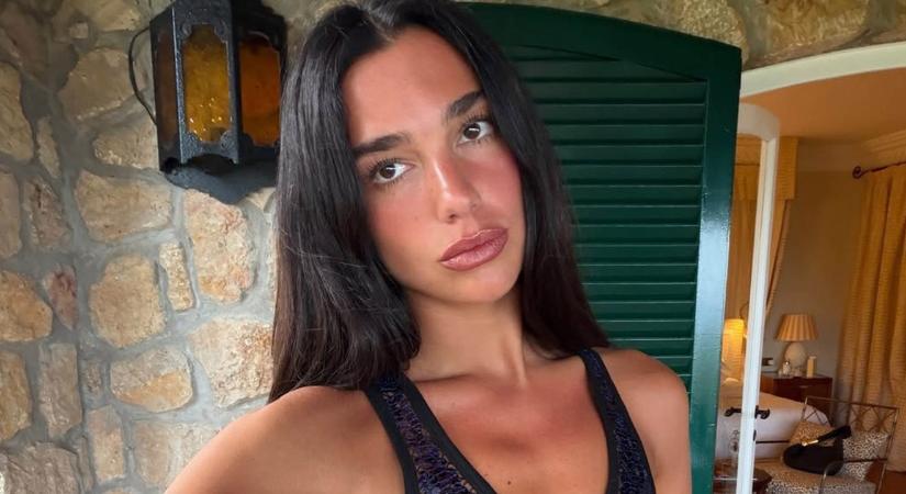 Forró romantika olasz módra! Dua Lipa falatnyi bikiniben mutatta meg tökéletes alakját a nászútján – fotók