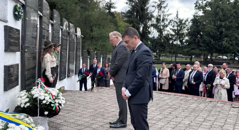 Megemlékezés Szolyván - Az ukrán és magyar ombudsman közös főhajtása