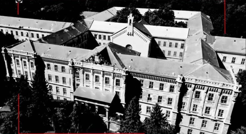 A TV2 sajtómunkása a ‘sárga házban’, avagy egy méltatlan beszámoló története