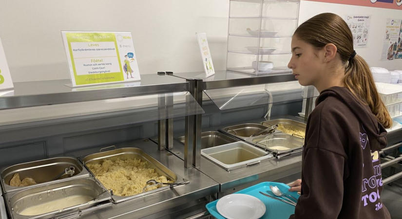 Annyit szednek, amennyit megesznek - A soproni iskolások körében hódít a bisztró jellegű étkezés - fotók