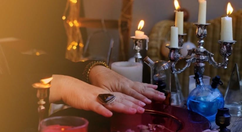 Folytatódik a döbbenetes ügy Győrben: gyógyszerrel akarta megölni a férjét, még egy jósnőt is bevont
