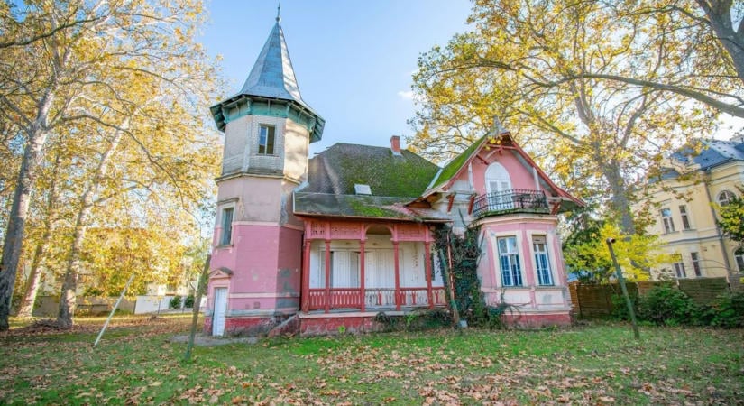 Rejtély a zárt ajtók mögött – milyen titkokat őriz a Petőfi sétány két villája? (GALÉRIA)