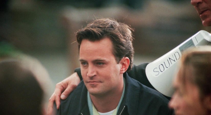 „Kézen fogva álltak a koporsója körül, és sírtak” – Matthew Perry húga megrázó részleteket árult el a Jóbarátok sztárjának temetéséről