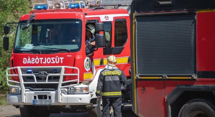 Parkoló tűzoltóautót törtek fel és raboltak ki