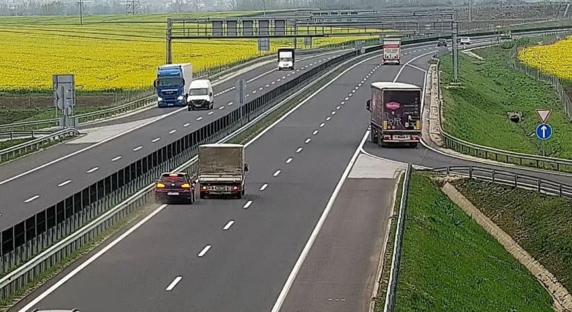 Be akarta engedni a kamiont, baleset lett belőle az M30-ason – videó