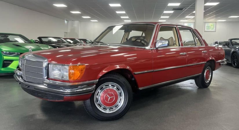 50 évesen szinte vadiúj, kézi váltós Mercedes S-osztály hív időutazásra