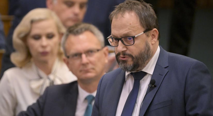 Kármán András szerint szakítanak a nyerészkedő oligarchák és pazarló állami működés gyakorlatával, számokat is mondott
