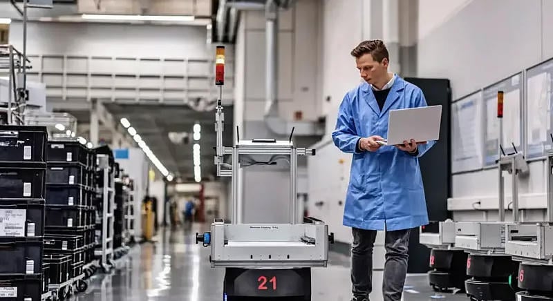 Olyan gyárat fejleszt a Siemens, amelyet az MI irányíthat