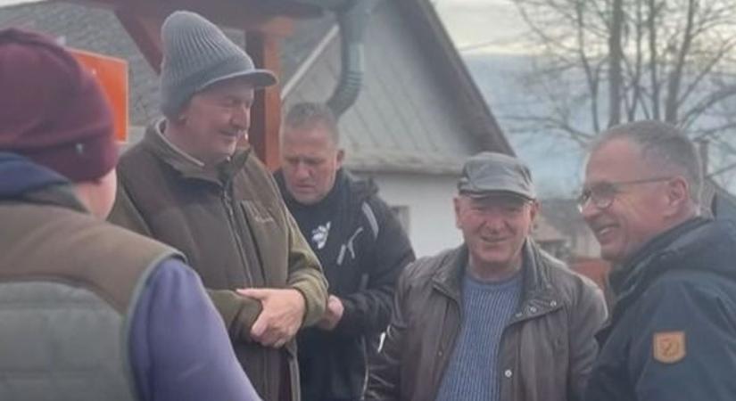 Máris megvan a bűvös ötszáz: Horváth László és dr. Pajtók Gábor szinte azonnal megkapta a szükséges az aláírásokat