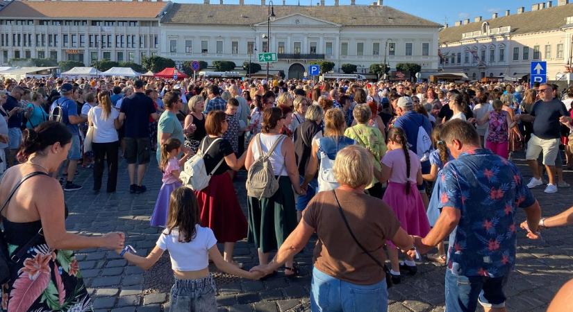 Több mint 1800-an járták egyszerre a csárdást Baján, megdőlt a rekord  fotók, videó