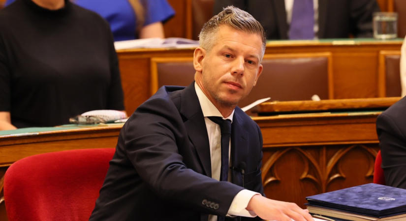 Nézd, milyen arcot vágott Magyar Péter az új fideszes képviselők eskütételére (videó)